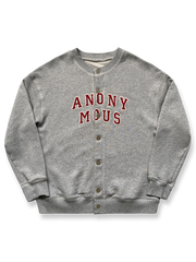 製品画像:
カレッジ風レタリング刺繍シングルボタン ベースボールスウェット全体画像。ヴィンテージデザイン、スポーティ、カジュアルスタイル

詳細画像:
刺繍「ANONYMOUS」レタリングとシングルボタンデザインのディテール