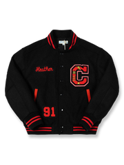 製品画像:
クラシックなアイビーリーグスタイルのスタジャン全体展示。1950年代のアメリカ大学スタイルをリバイバルしたデザイン、重厚なウール混紡素材が特徴。
詳細画像:
刺繍アルファベットとリブ編みのストライプディテールのクローズアップ。ヴィンテージ感のあるデザインがアメリカンキャンパススタイルを強調しています。