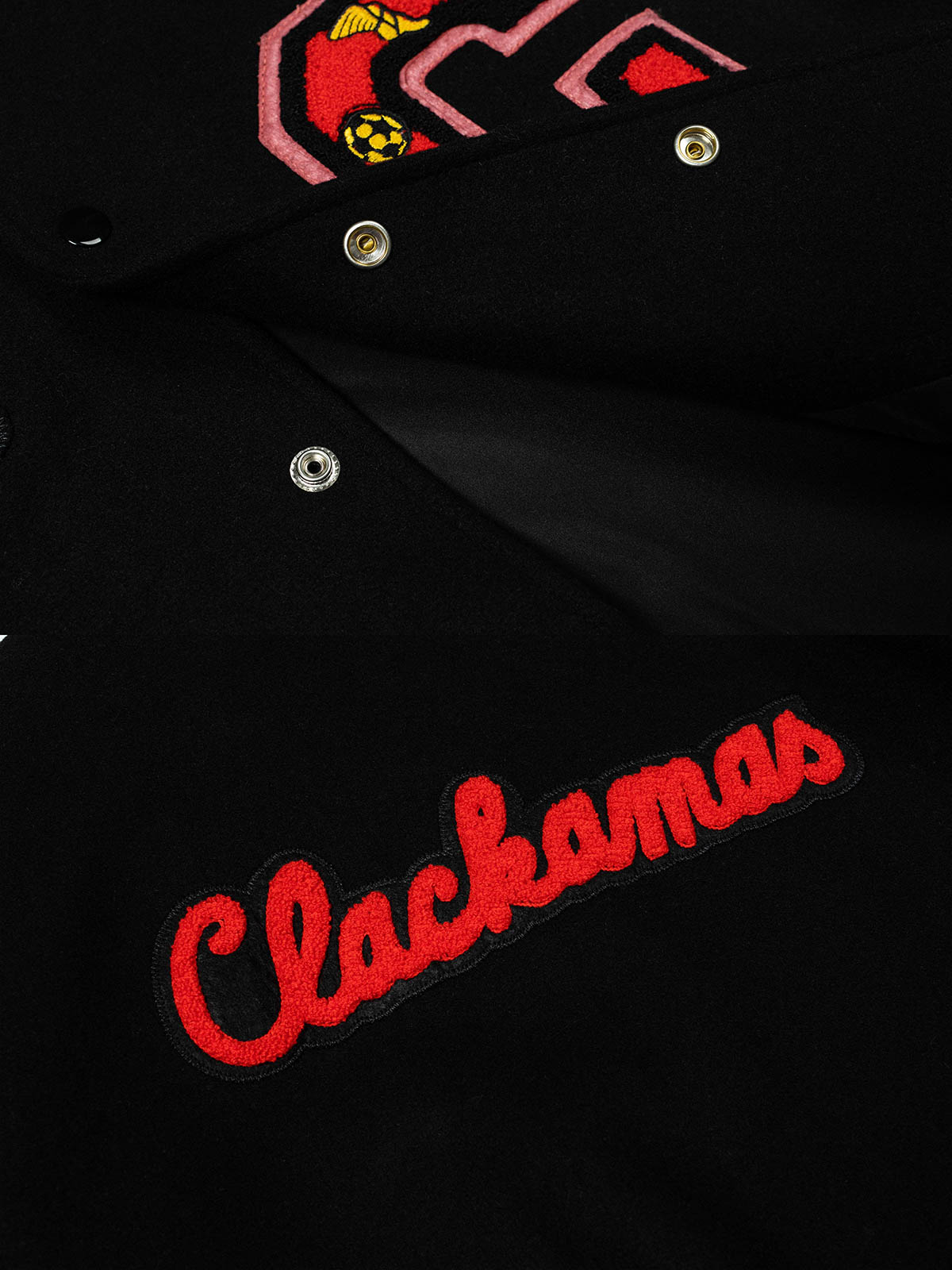 製品画像:
クラシックなアイビーリーグスタイルのスタジャン全体展示。1950年代のアメリカ大学スタイルをリバイバルしたデザイン、重厚なウール混紡素材が特徴。
詳細画像:
刺繍アルファベットとリブ編みのストライプディテールのクローズアップ。ヴィンテージ感のあるデザインがアメリカンキャンパススタイルを強調しています。