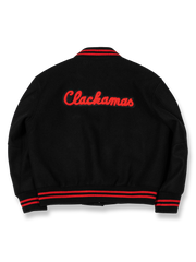 製品画像:
クラシックなアイビーリーグスタイルのスタジャン全体展示。1950年代のアメリカ大学スタイルをリバイバルしたデザイン、重厚なウール混紡素材が特徴。
詳細画像:
刺繍アルファベットとリブ編みのストライプディテールのクローズアップ。ヴィンテージ感のあるデザインがアメリカンキャンパススタイルを強調しています。