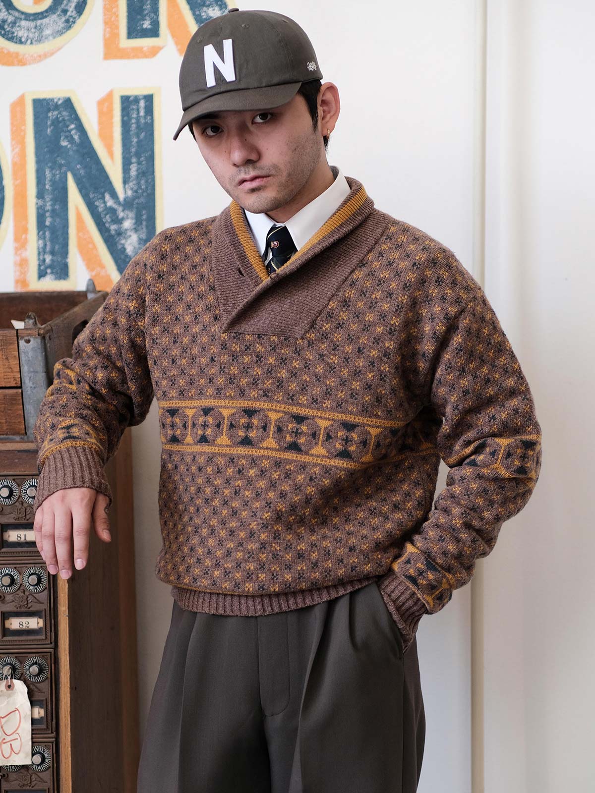 詳細画像: ショールカラーとジャカードディテール、ヴィンテージ風デザイン、ウール100%、秋冬セーター

モデル画像: ショールカラーセーター着用、ユニークヴィンテージスタイル、秋冬コーディネート