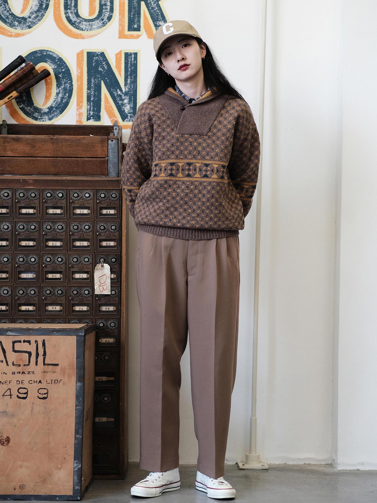 詳細画像: ショールカラーとジャカードディテール、ヴィンテージ風デザイン、ウール100%、秋冬セーター

モデル画像: ショールカラーセーター着用、ユニークヴィンテージスタイル、秋冬コーディネート