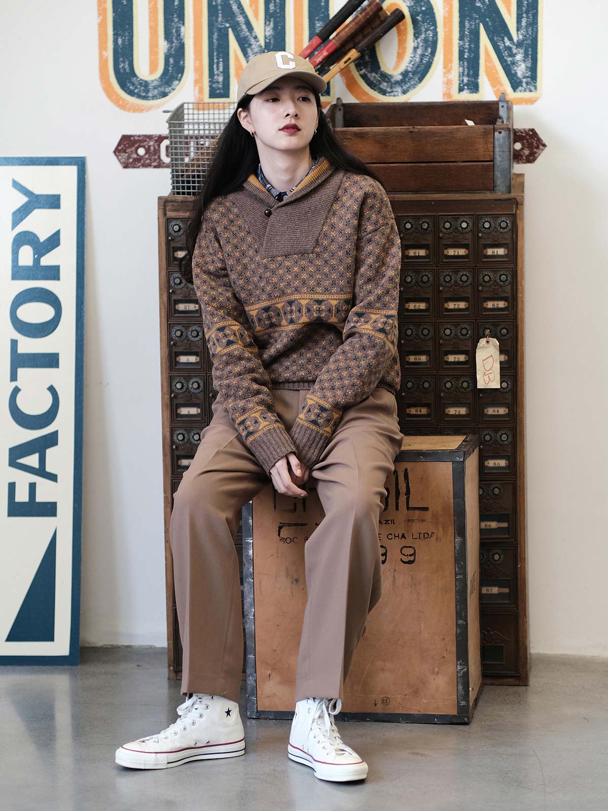 詳細画像: ショールカラーとジャカードディテール、ヴィンテージ風デザイン、ウール100%、秋冬セーター

モデル画像: ショールカラーセーター着用、ユニークヴィンテージスタイル、秋冬コーディネート