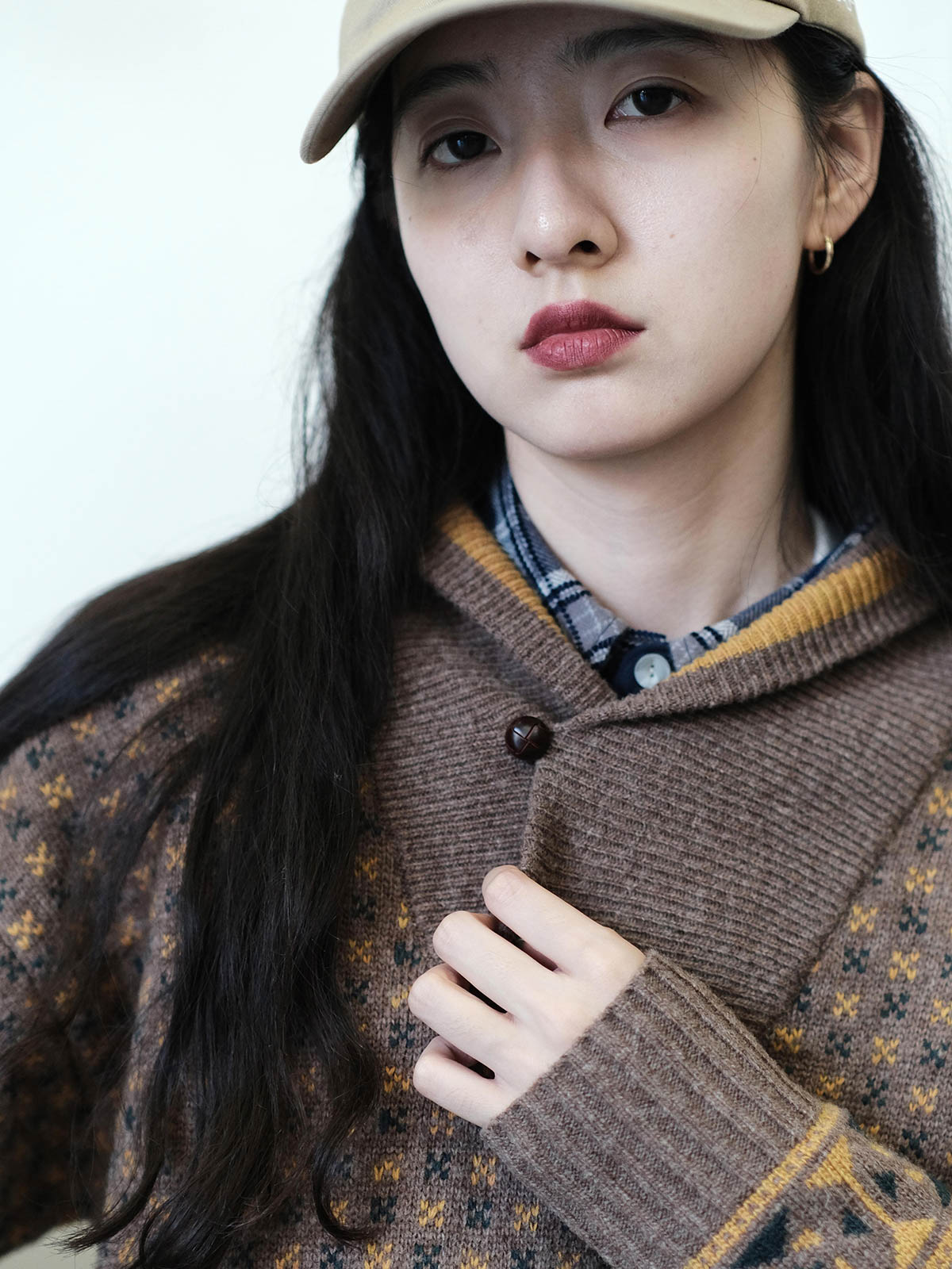 詳細画像: ショールカラーとジャカードディテール、ヴィンテージ風デザイン、ウール100%、秋冬セーター

モデル画像: ショールカラーセーター着用、ユニークヴィンテージスタイル、秋冬コーディネート