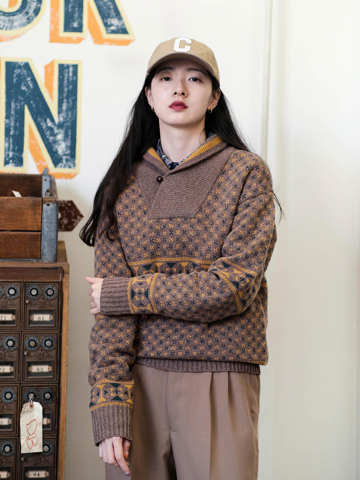 詳細画像: ショールカラーとジャカードディテール、ヴィンテージ風デザイン、ウール100%、秋冬セーター

モデル画像: ショールカラーセーター着用、ユニークヴィンテージスタイル、秋冬コーディネート