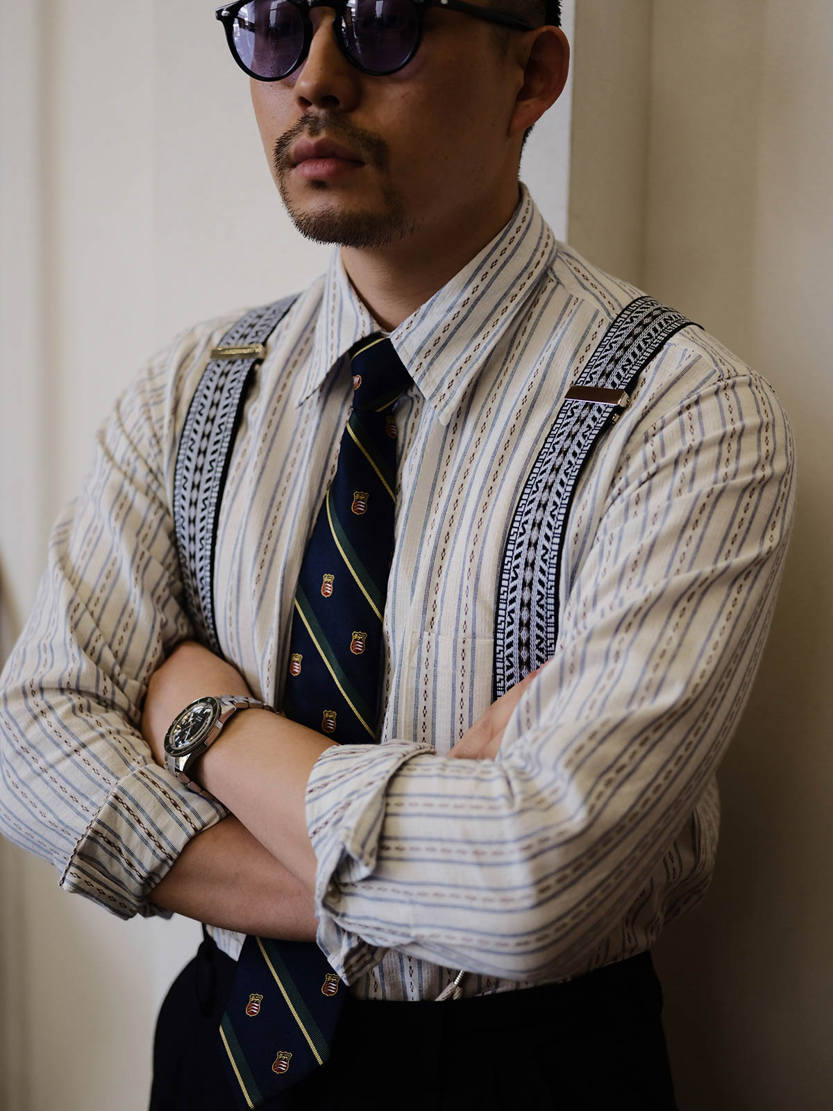 詳細画像:
サスペンダーのジャカードディテールとコットンコードの特写 - ヴィンテージジャカード生地と手作りコットンコードのデザイン、1930年代クラシックサスペンダーの特徴を詳しく見せた画像。

モデル画像:
H型X型サスペンダーの着用イメージ - 1930年代スタイルを再現したヴィンテージジャカードH型X型サスペンダーを着用したコーディネート画像。