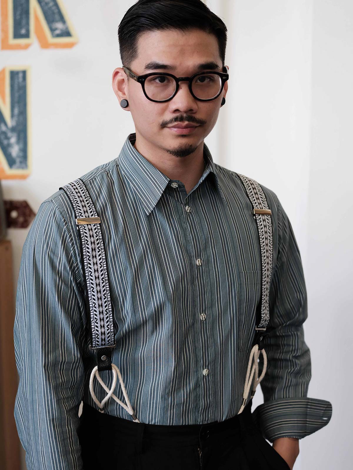 詳細画像:
サスペンダーのジャカードディテールとコットンコードの特写 - ヴィンテージジャカード生地と手作りコットンコードのデザイン、1930年代クラシックサスペンダーの特徴を詳しく見せた画像。

モデル画像:
H型X型サスペンダーの着用イメージ - 1930年代スタイルを再現したヴィンテージジャカードH型X型サスペンダーを着用したコーディネート画像。