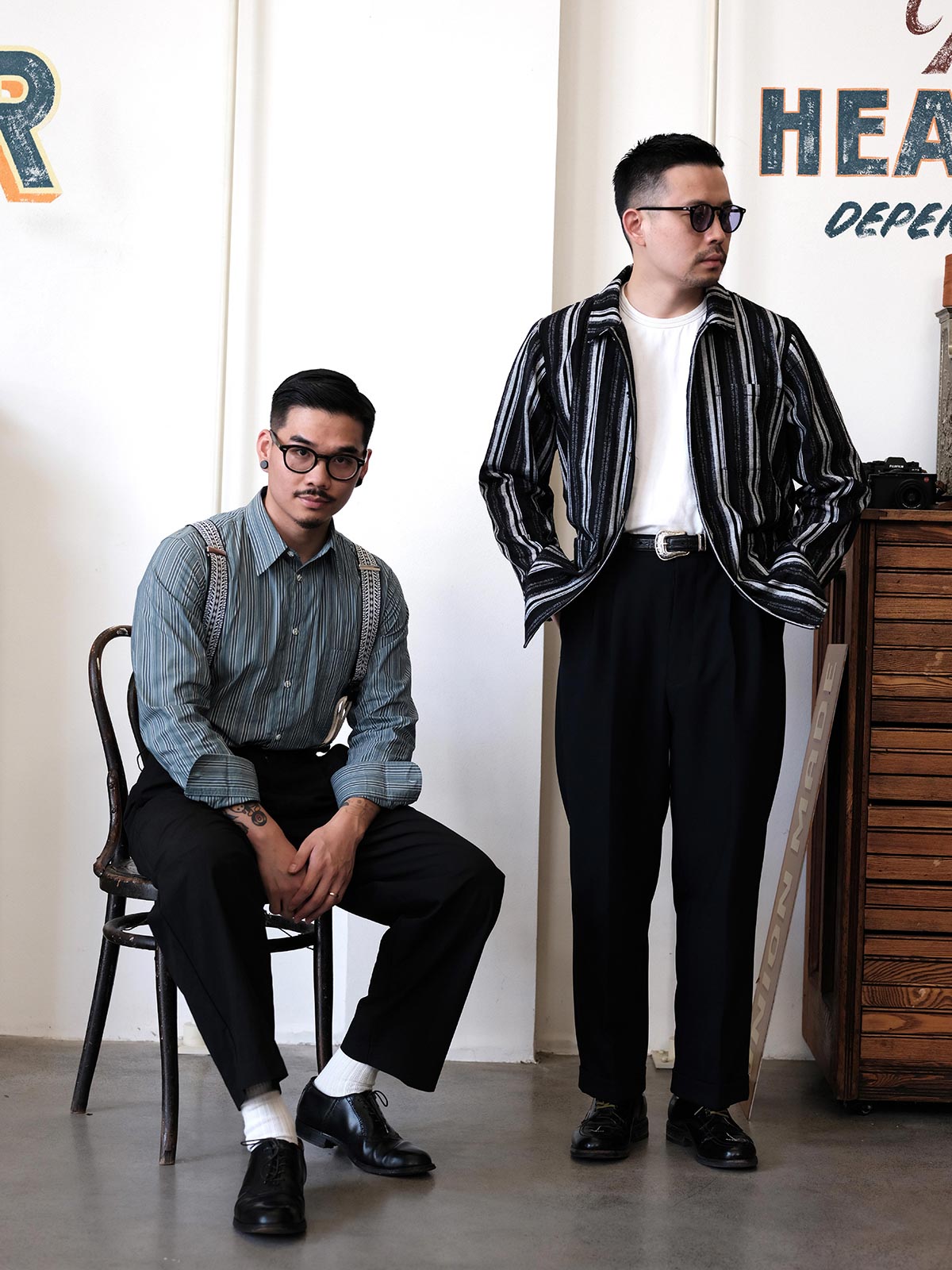 詳細画像:
サスペンダーのジャカードディテールとコットンコードの特写 - ヴィンテージジャカード生地と手作りコットンコードのデザイン、1930年代クラシックサスペンダーの特徴を詳しく見せた画像。

モデル画像:
H型X型サスペンダーの着用イメージ - 1930年代スタイルを再現したヴィンテージジャカードH型X型サスペンダーを着用したコーディネート画像。