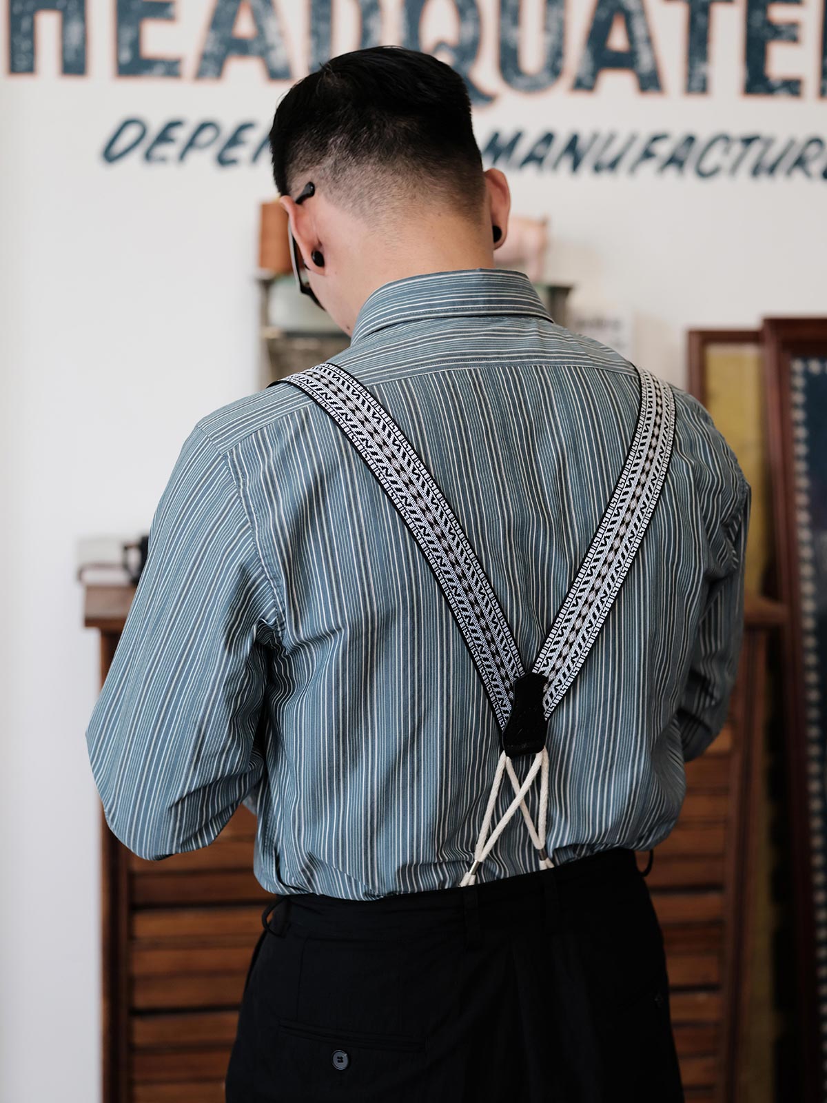 詳細画像:
サスペンダーのジャカードディテールとコットンコードの特写 - ヴィンテージジャカード生地と手作りコットンコードのデザイン、1930年代クラシックサスペンダーの特徴を詳しく見せた画像。

モデル画像:
H型X型サスペンダーの着用イメージ - 1930年代スタイルを再現したヴィンテージジャカードH型X型サスペンダーを着用したコーディネート画像。