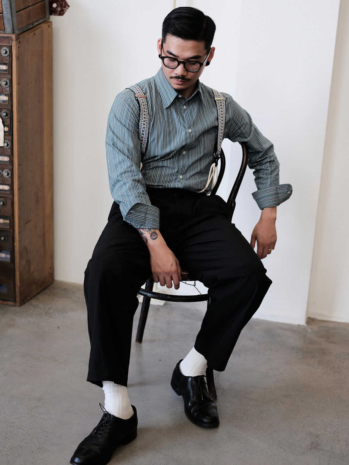 詳細画像:
サスペンダーのジャカードディテールとコットンコードの特写 - ヴィンテージジャカード生地と手作りコットンコードのデザイン、1930年代クラシックサスペンダーの特徴を詳しく見せた画像。

モデル画像:
H型X型サスペンダーの着用イメージ - 1930年代スタイルを再現したヴィンテージジャカードH型X型サスペンダーを着用したコーディネート画像。