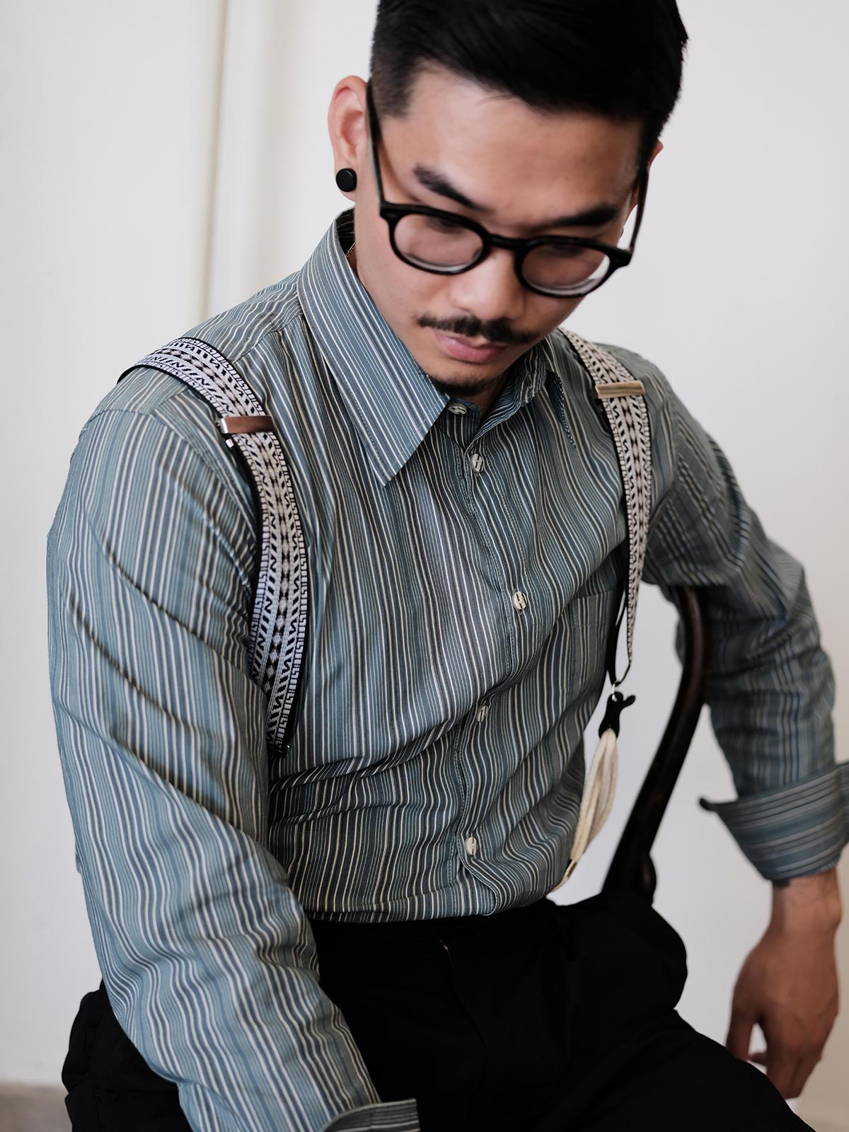 詳細画像:
サスペンダーのジャカードディテールとコットンコードの特写 - ヴィンテージジャカード生地と手作りコットンコードのデザイン、1930年代クラシックサスペンダーの特徴を詳しく見せた画像。

モデル画像:
H型X型サスペンダーの着用イメージ - 1930年代スタイルを再現したヴィンテージジャカードH型X型サスペンダーを着用したコーディネート画像。