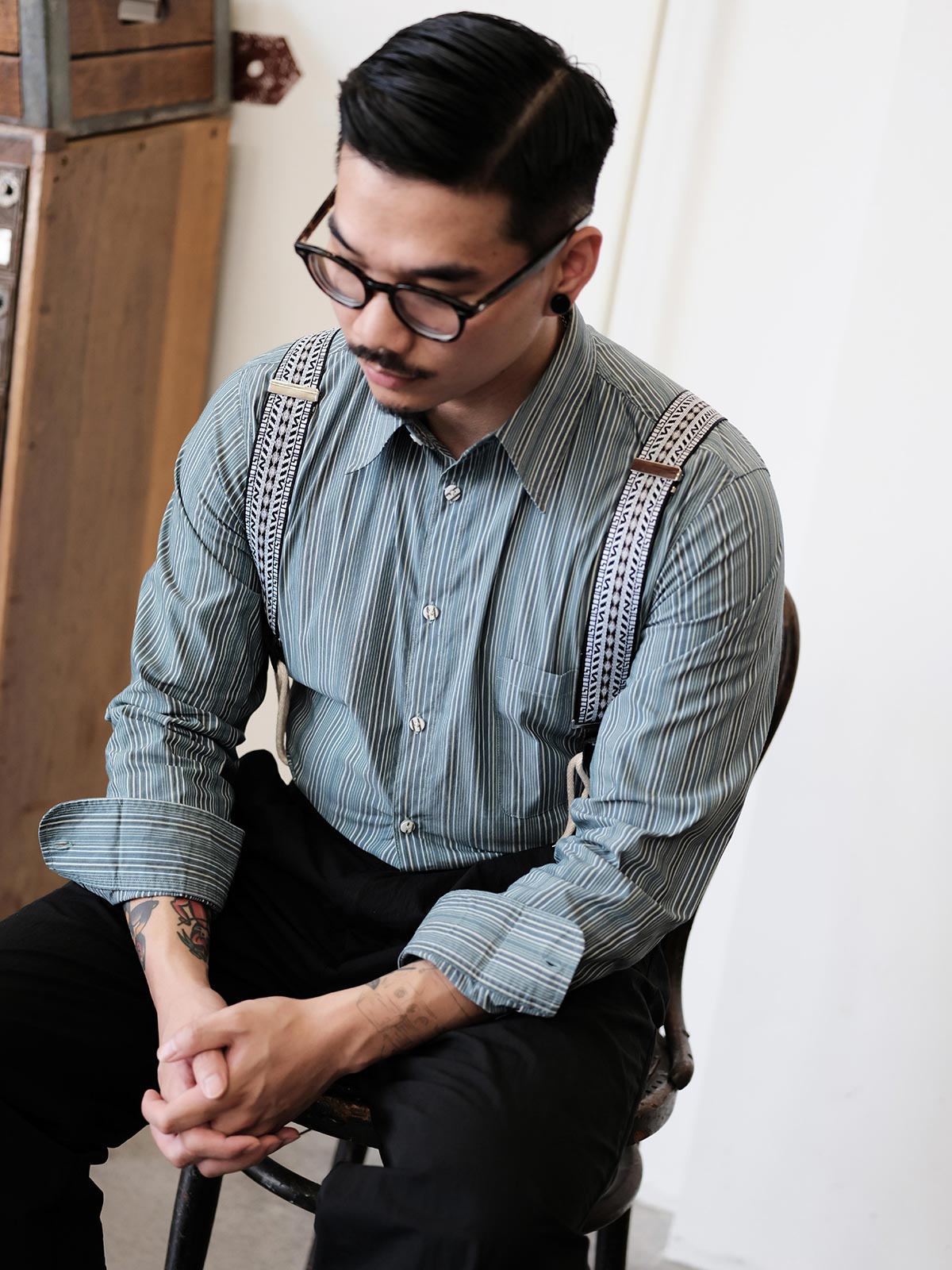 詳細画像:
サスペンダーのジャカードディテールとコットンコードの特写 - ヴィンテージジャカード生地と手作りコットンコードのデザイン、1930年代クラシックサスペンダーの特徴を詳しく見せた画像。

モデル画像:
H型X型サスペンダーの着用イメージ - 1930年代スタイルを再現したヴィンテージジャカードH型X型サスペンダーを着用したコーディネート画像。