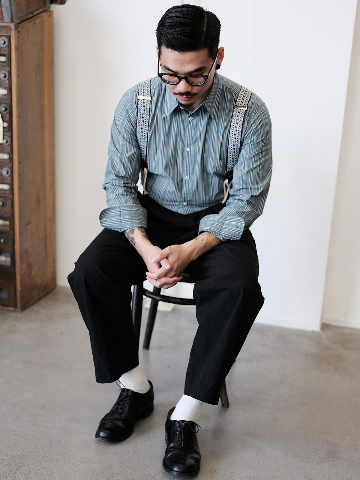 詳細画像:
サスペンダーのジャカードディテールとコットンコードの特写 - ヴィンテージジャカード生地と手作りコットンコードのデザイン、1930年代クラシックサスペンダーの特徴を詳しく見せた画像。

モデル画像:
H型X型サスペンダーの着用イメージ - 1930年代スタイルを再現したヴィンテージジャカードH型X型サスペンダーを着用したコーディネート画像。