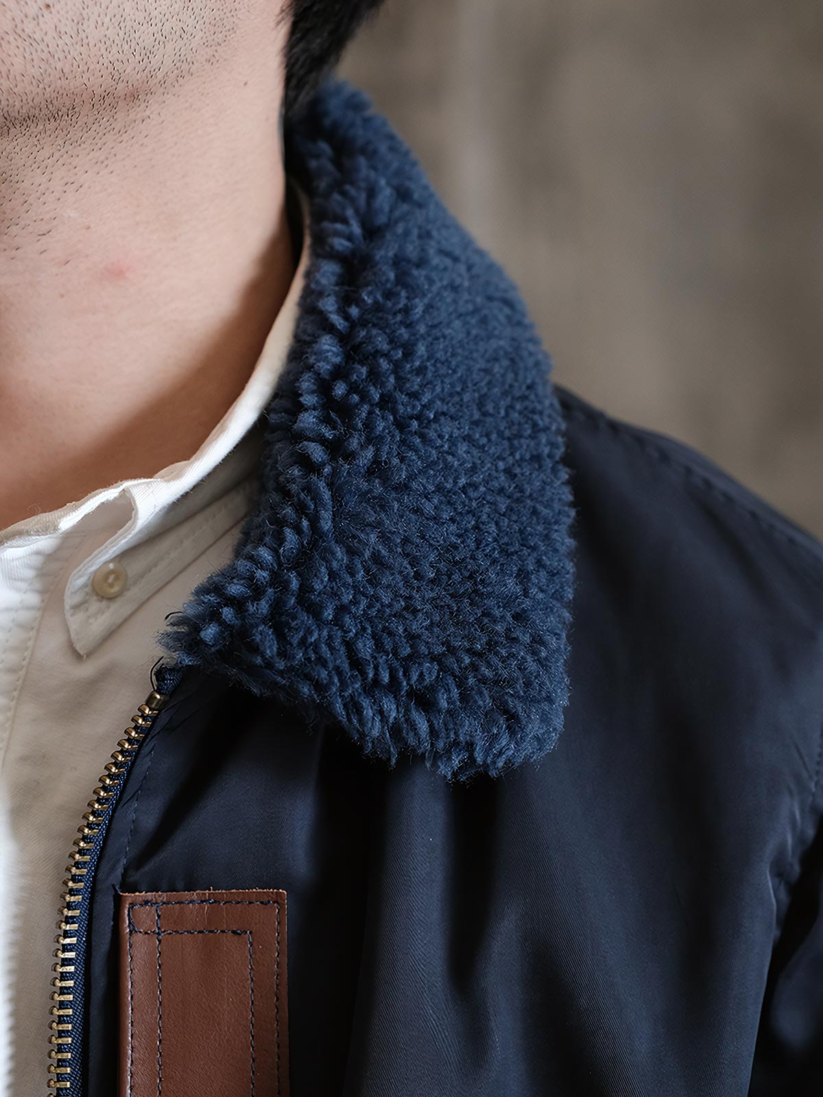 詳細画像: ジャケットのディテール、ウール混紡の襟、レザーIDパッチ、リブ仕様袖口、ペンポケット
モデル画像: B-15フライトジャケット着用、ヴィンテージアメカジスタイル、冬の防寒アウターコーディネート