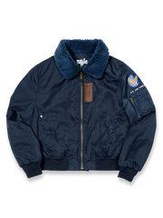 製品画像: クラシックB-15ウール襟フライトジャケット全体画像。ヴィンテージアメリカンスタイル、防寒機能、ナイロン素材、ウール襟
詳細画像: ジャケットのディテール、ウール混紡の襟、レザーIDパッチ、リブ仕様袖口、ペンポケット