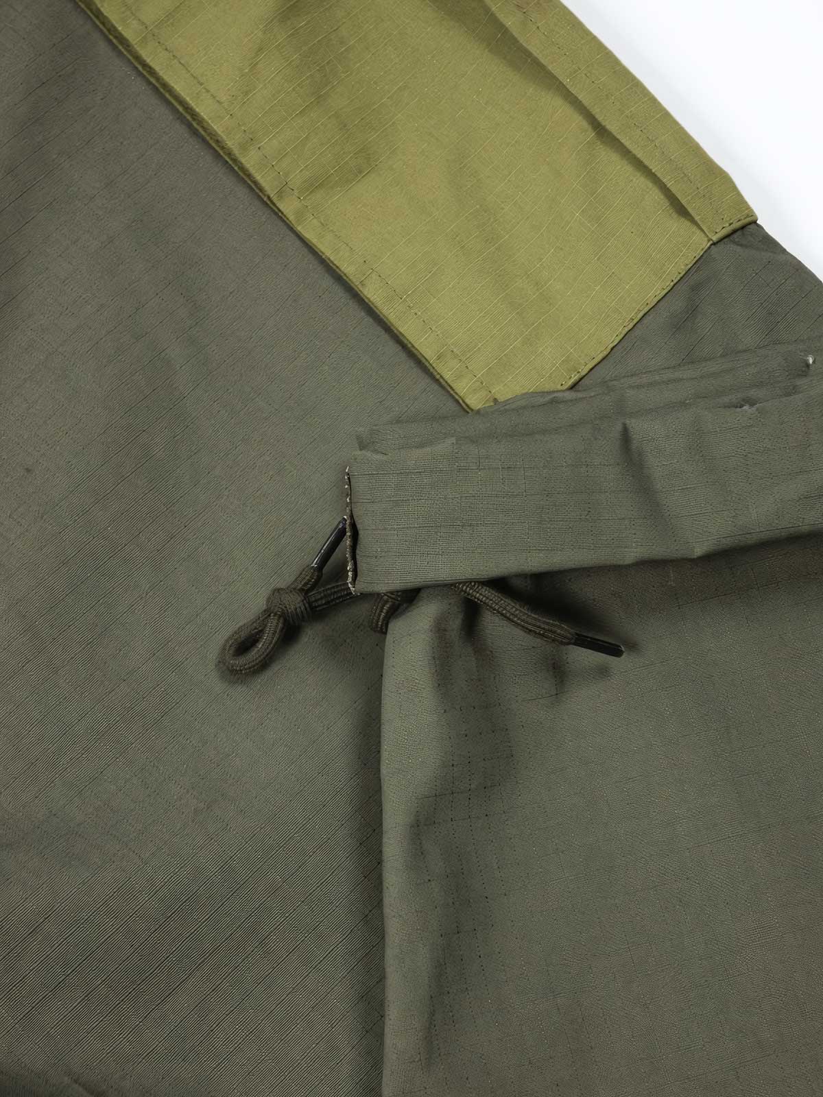 製品画像: パネルポケット付きワークパンツ全体画像、ルーズフィットデザインとドローストリング調節可能
詳細画像: ワークパンツの大きなパネルポケットとドローストリングのディテール