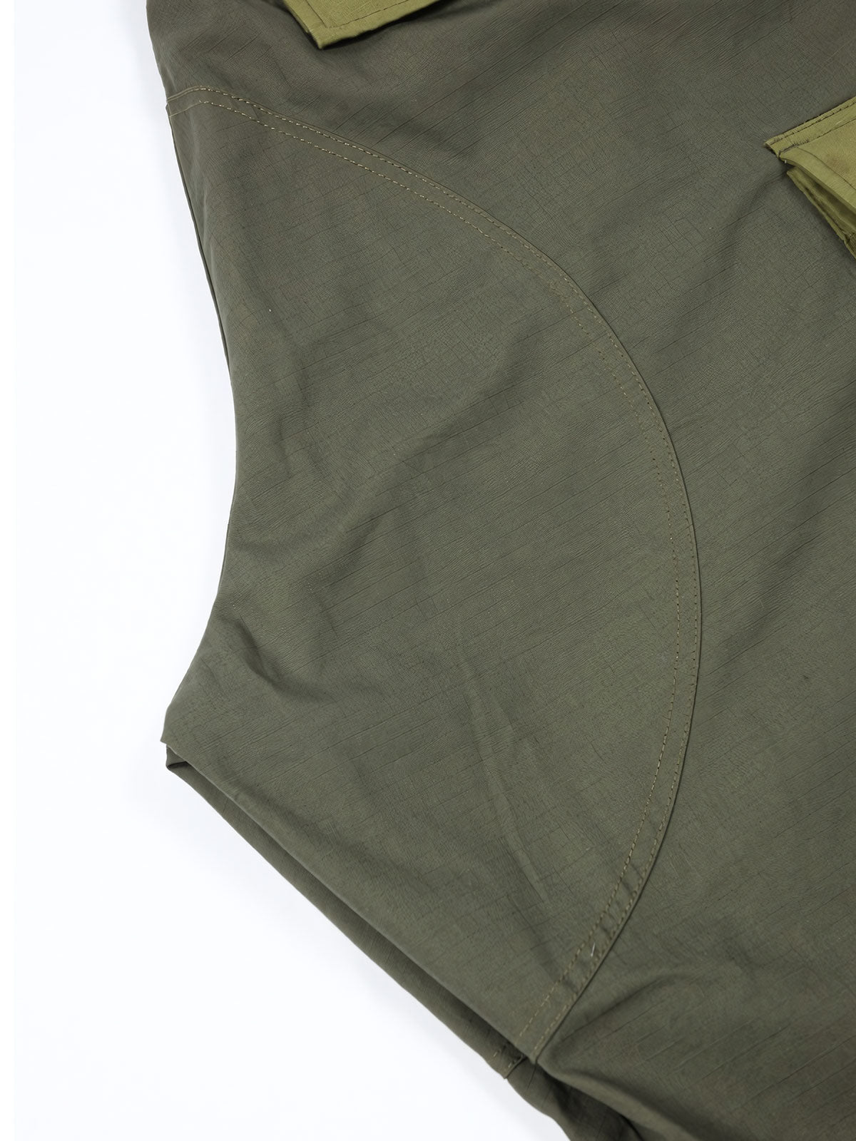 製品画像: パネルポケット付きワークパンツ全体画像、ルーズフィットデザインとドローストリング調節可能
詳細画像: ワークパンツの大きなパネルポケットとドローストリングのディテール