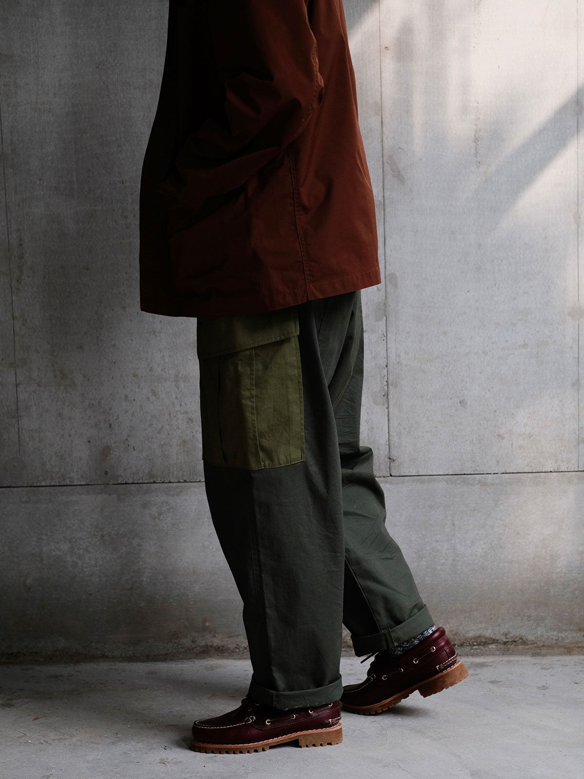 詳細画像: ワークパンツの大きなパネルポケットとドローストリングのディテール
モデル画像: ワークパンツの着用イメージ、日常使いに最適なカジュアルスタイル