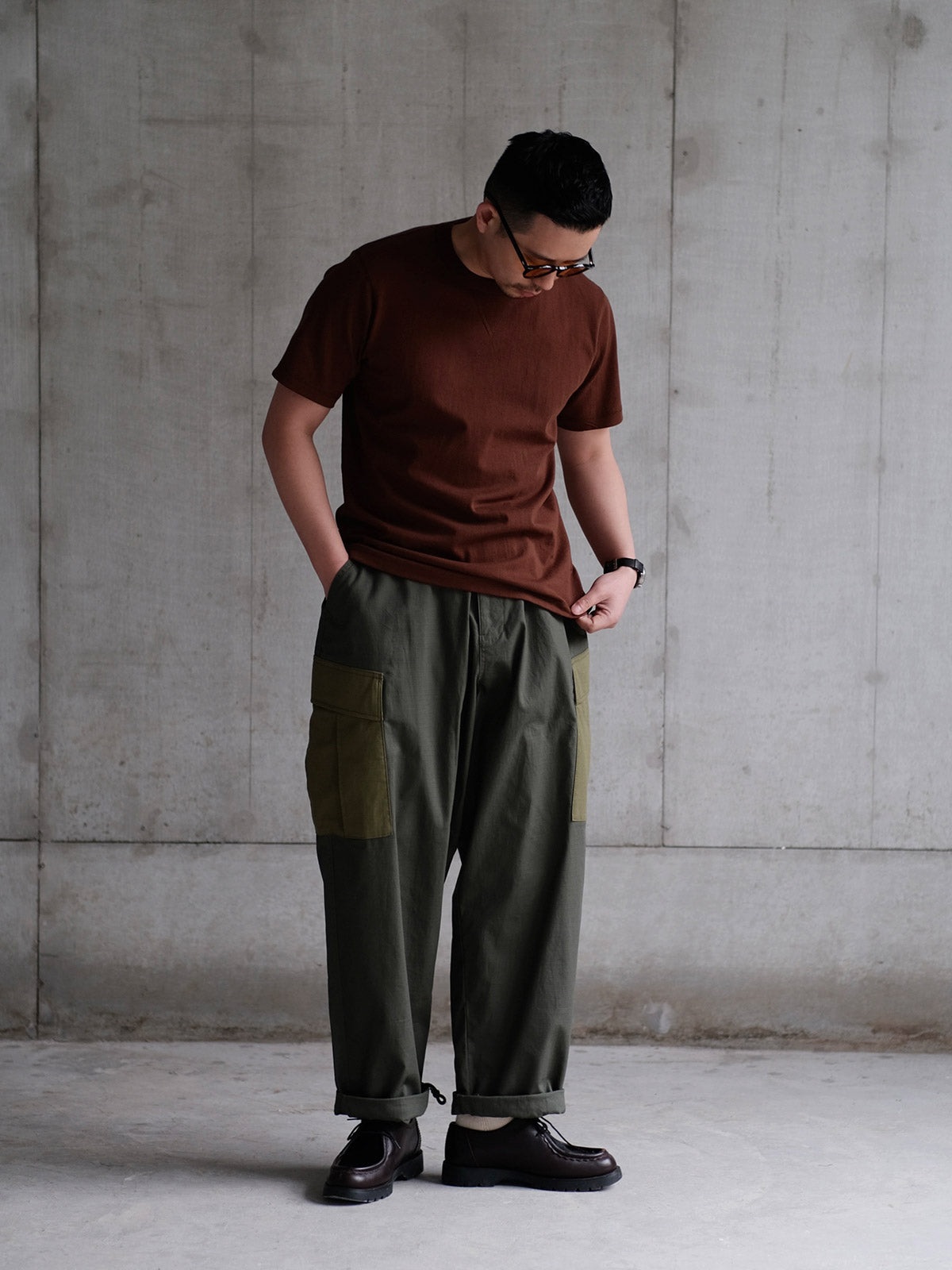 詳細画像: ワークパンツの大きなパネルポケットとドローストリングのディテール
モデル画像: ワークパンツの着用イメージ、日常使いに最適なカジュアルスタイル