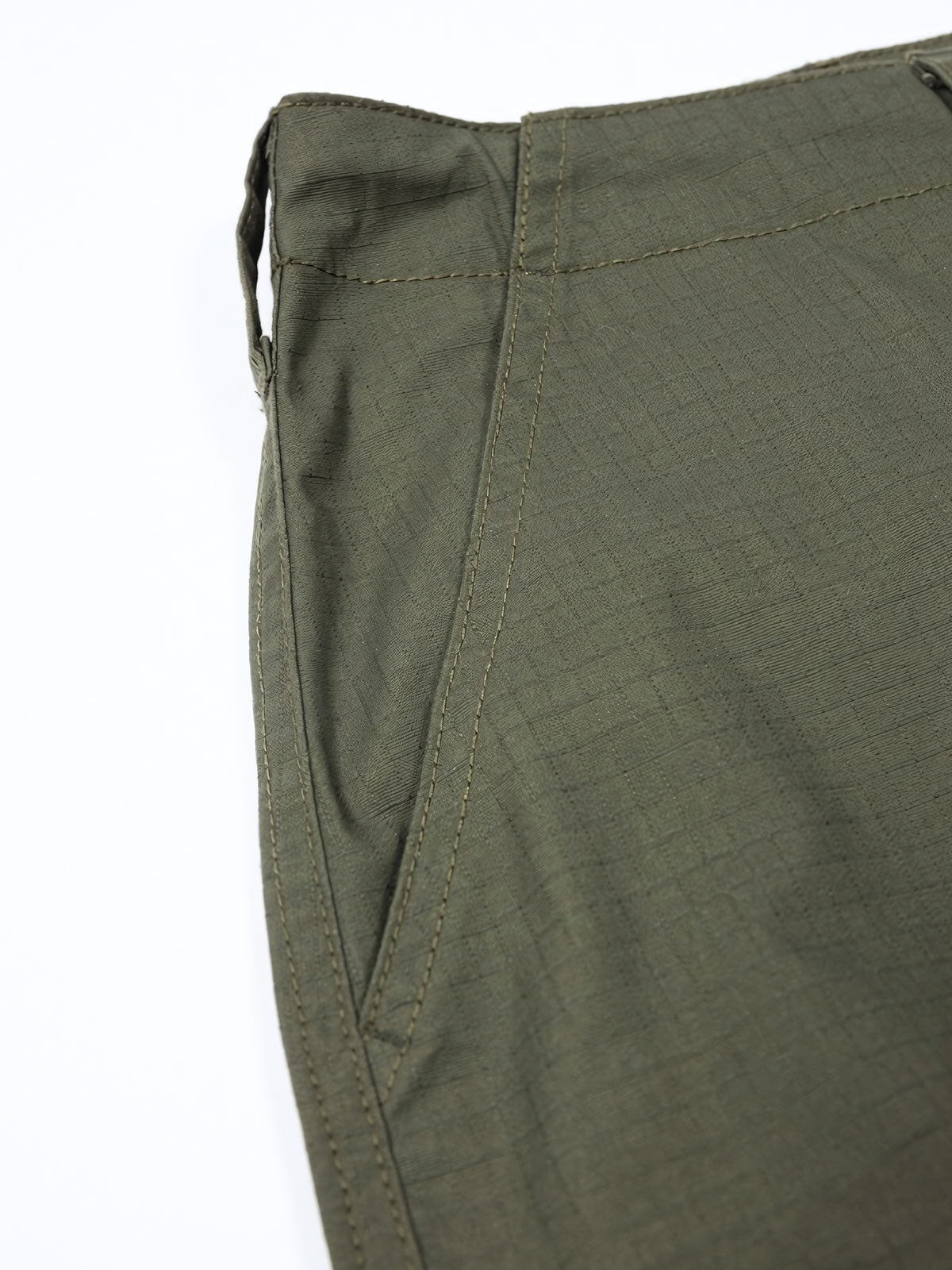 製品画像: パネルポケット付きワークパンツ全体画像、ルーズフィットデザインとドローストリング調節可能
詳細画像: ワークパンツの大きなパネルポケットとドローストリングのディテール