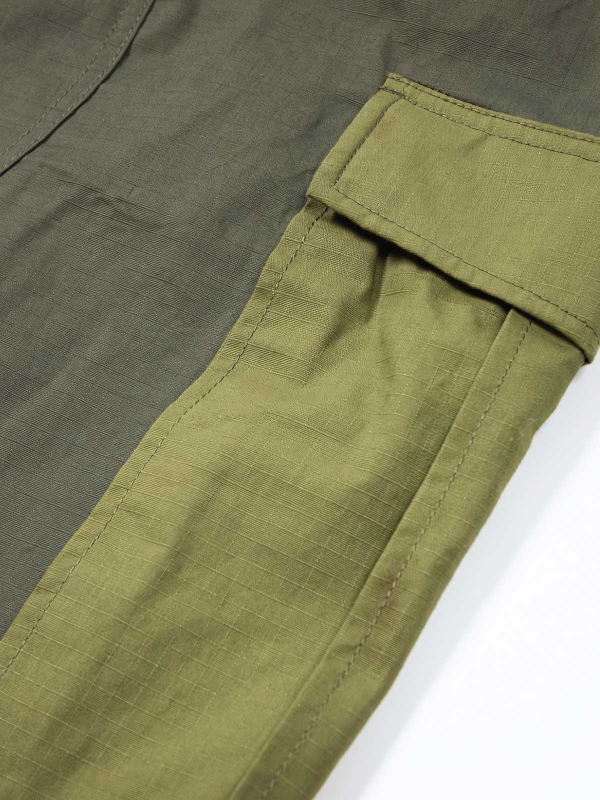 製品画像: パネルポケット付きワークパンツ全体画像、ルーズフィットデザインとドローストリング調節可能
詳細画像: ワークパンツの大きなパネルポケットとドローストリングのディテール