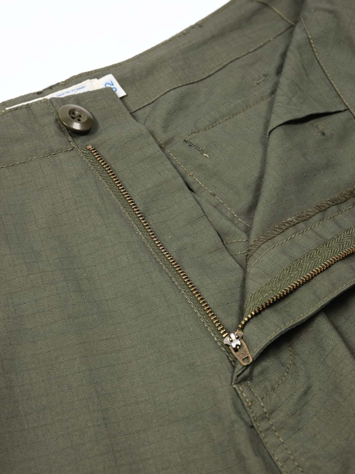 製品画像: パネルポケット付きワークパンツ全体画像、ルーズフィットデザインとドローストリング調節可能
詳細画像: ワークパンツの大きなパネルポケットとドローストリングのディテール