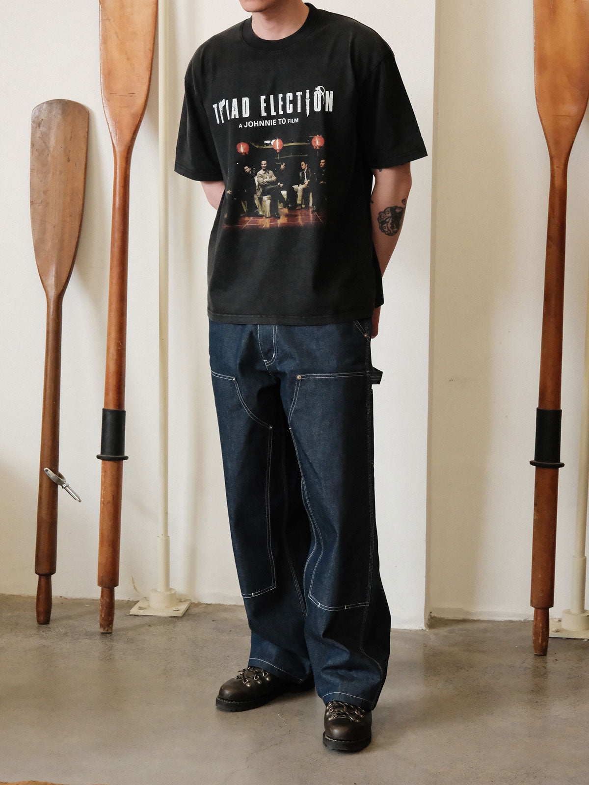 詳細画像: 14ozセルビッジデニムとリベットステッチのディテールが強調された画像
モデル画像: 赤耳ナローフィットワークデニムパンツを着用したモデルの全身画像、ヴィンテージワークスタイルを再現