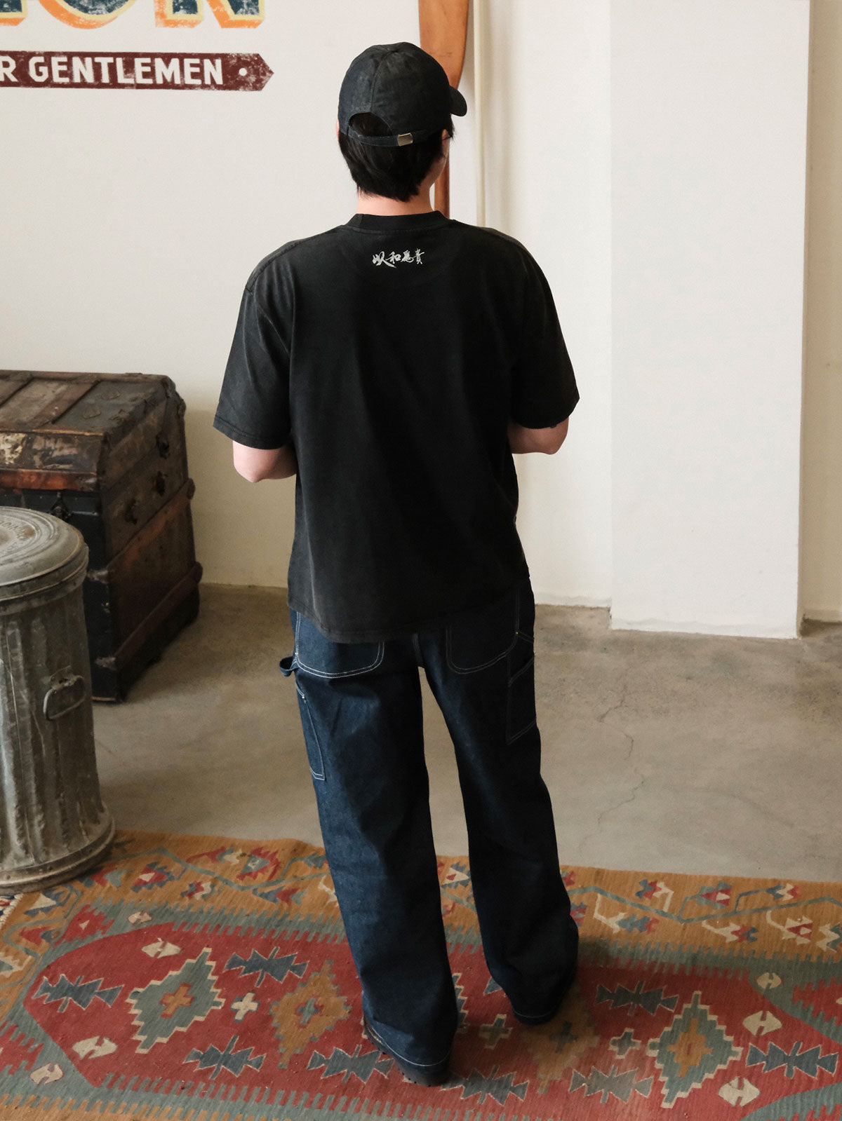 詳細画像: 14ozセルビッジデニムとリベットステッチのディテールが強調された画像
モデル画像: 赤耳ナローフィットワークデニムパンツを着用したモデルの全身画像、ヴィンテージワークスタイルを再現