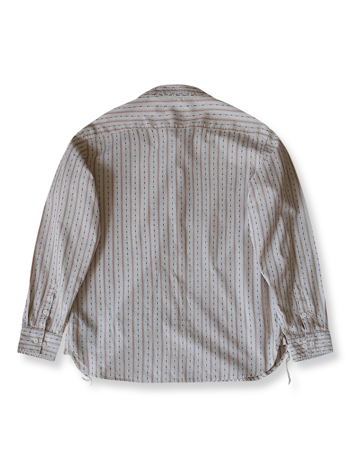 製品画像: ヴィンテージジャカードストライプワイドカラーシャツの全体画像、クラシックな1930年代のデザインが特徴
詳細画像: ジャカード織りのコットン生地と果実ボタンのディテールが際立つヴィンテージシャツ