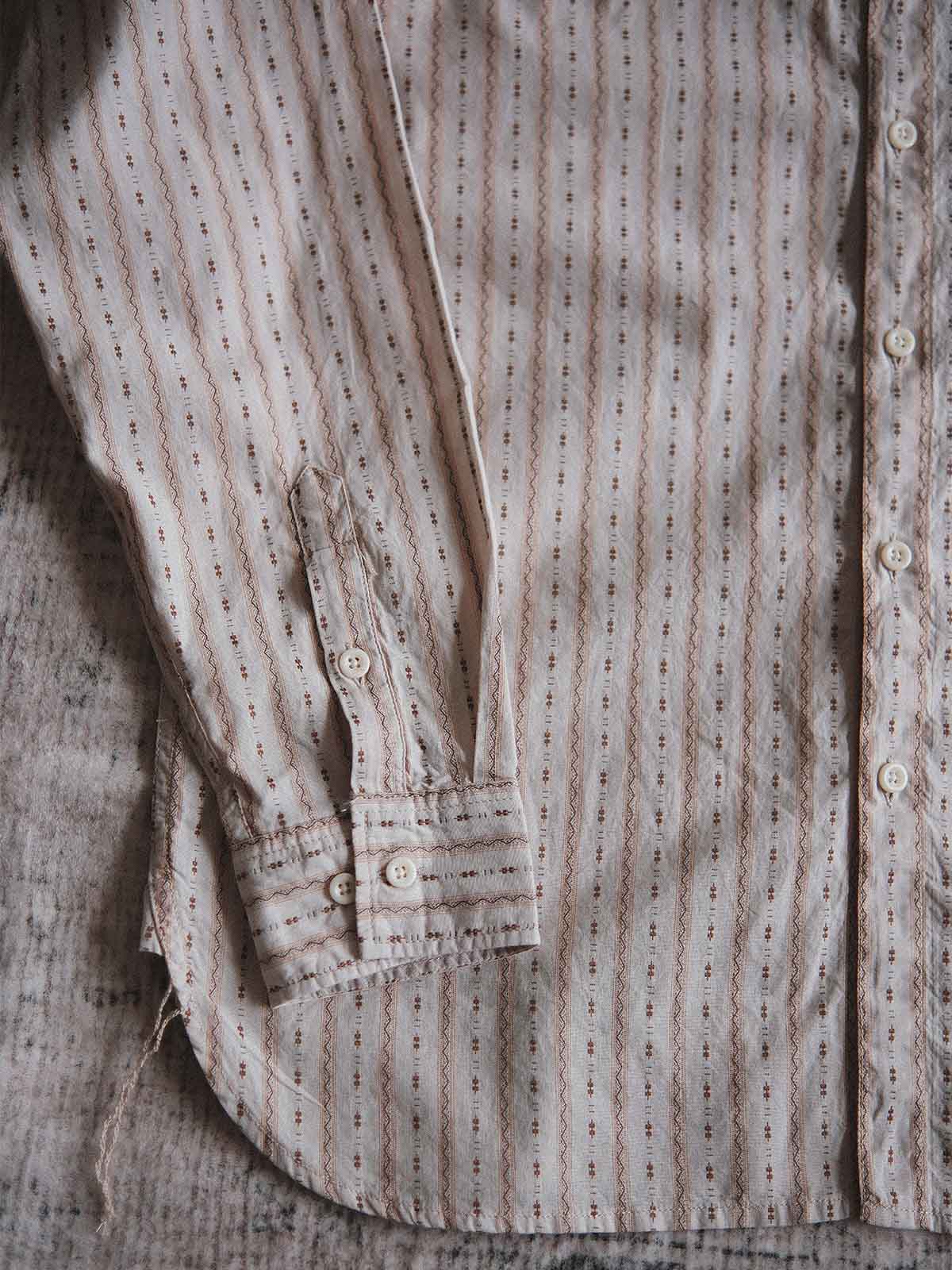 製品画像: ヴィンテージジャカードストライプワイドカラーシャツの全体画像、クラシックな1930年代のデザインが特徴
詳細画像: ジャカード織りのコットン生地と果実ボタンのディテールが際立つヴィンテージシャツ