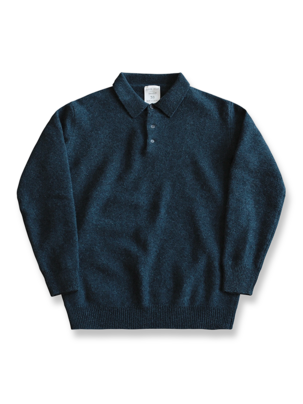 製品画像: オーストラリア産100%純ウール使用のポロニットセーター全体画像
詳細画像: 上質なシェルボタンと厚手の純ウール編み目のディテール
