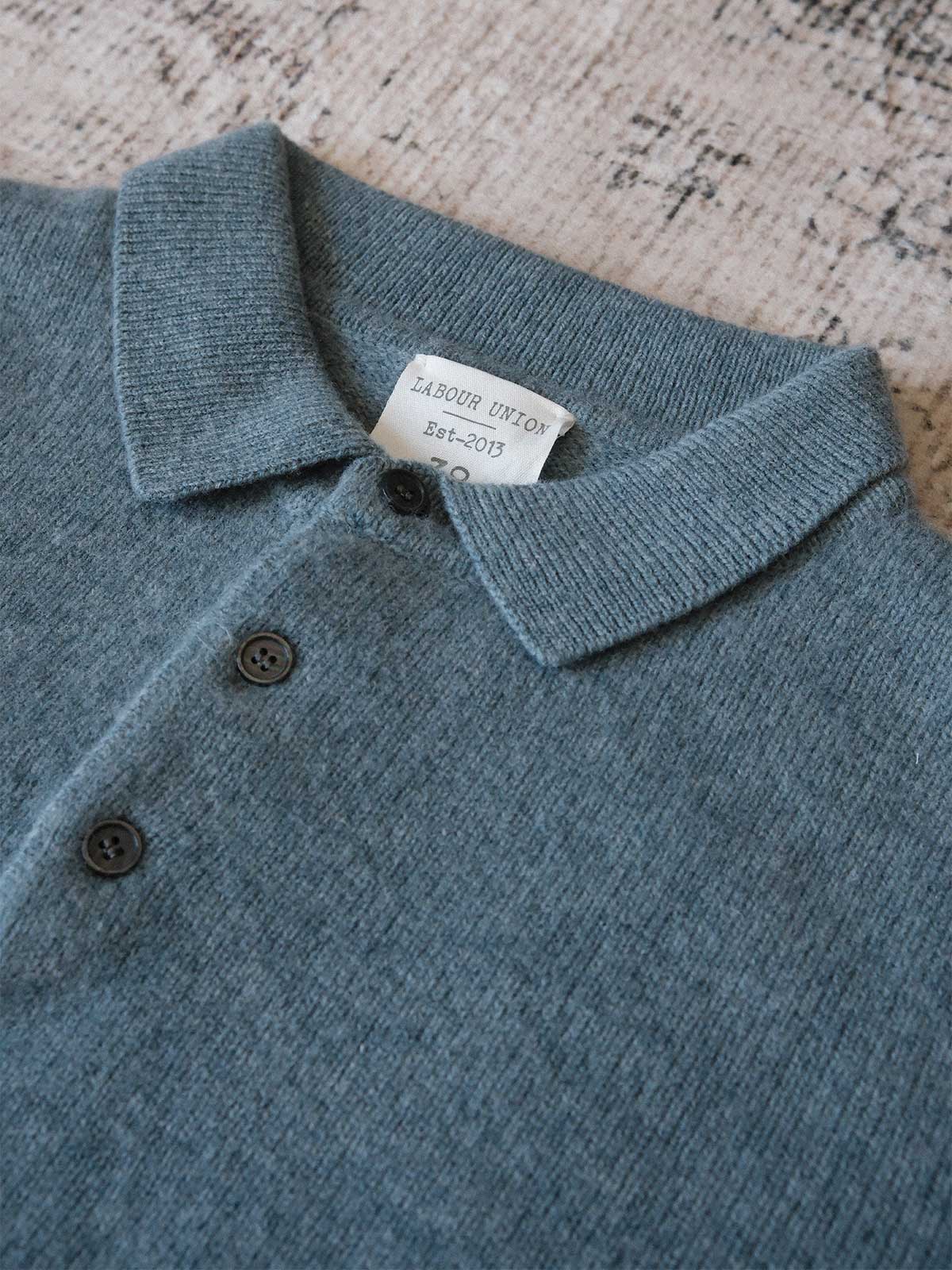 製品画像: オーストラリア産100%純ウール使用のポロニットセーター全体画像
詳細画像: 上質なシェルボタンと厚手の純ウール編み目のディテール