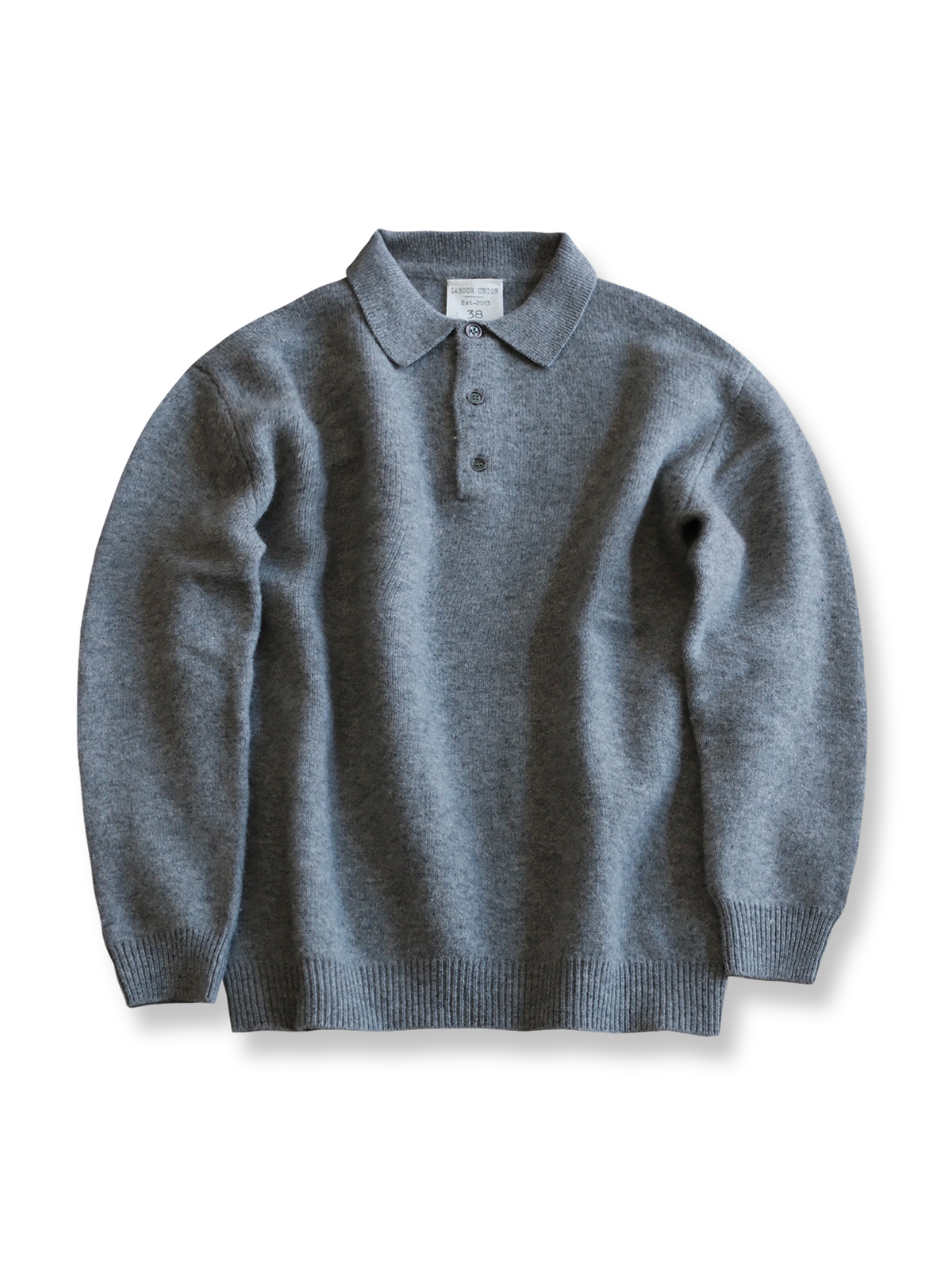 製品画像: オーストラリア産100%純ウール使用のポロニットセーター全体画像
詳細画像: 上質なシェルボタンと厚手の純ウール編み目のディテール