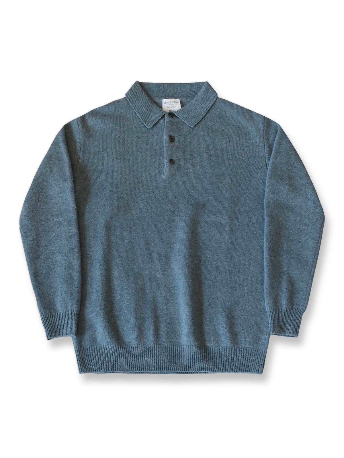 製品画像: オーストラリア産100%純ウール使用のポロニットセーター全体画像
詳細画像: 上質なシェルボタンと厚手の純ウール編み目のディテール