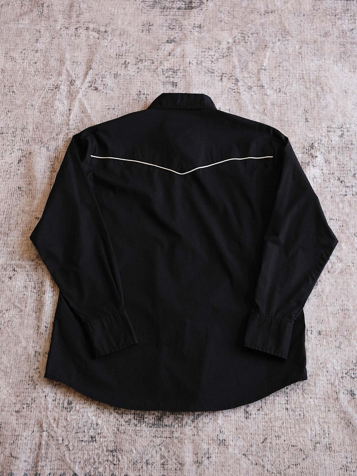 製品画像: 19世紀風のヴィンテージウエスタン刺繍長袖シャツの正面画像。鮮やかな刺繍が際立つデザイン
詳細画像: 肩部と胸部に施された精巧な刺繍デザインが見える画像