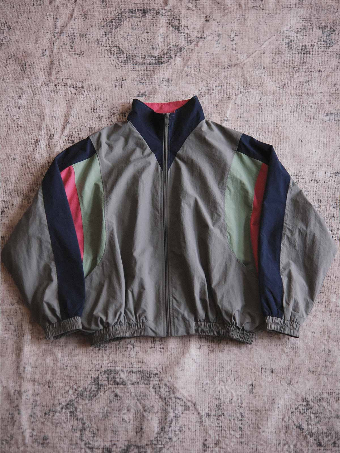 製品画像: ヴィンテージパッチワークコーチジャケットの正面画像、80年代風のカラーブロックデザイン
詳細画像: 防水・防風ナイロン素材とパッチワークディテールが特徴のヴィンテージコーチジャケット