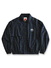 製品画像: 改良バージョン ハリントンラグランスリーブ刺繍ジャケットの全体画像。クラシックとモダンなデザインが際立つ
詳細画像: 刺繍ディテールとラグランスリーブデザインのクローズアップ画像