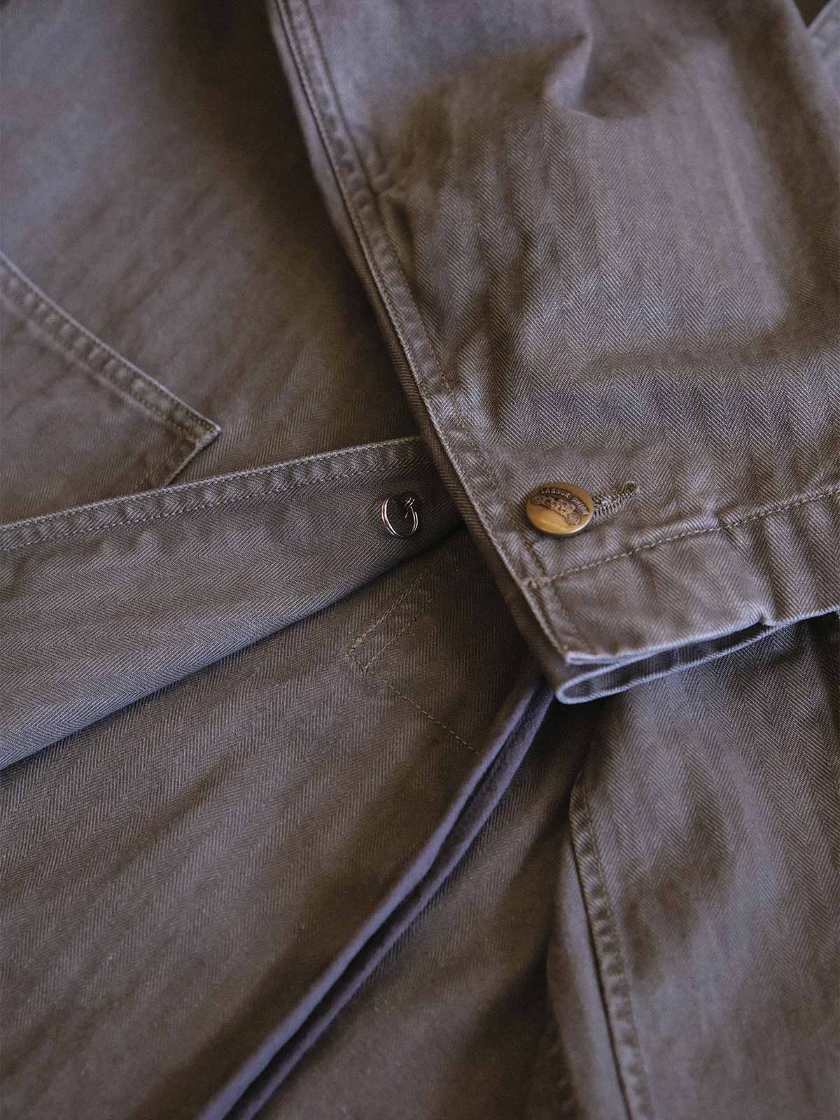 製品画像: ヴィンテージヘリンボーンウォッシュジャケットの全体画像、独特な時代感を持つデザイン
詳細画像: ウォッシュ加工されたヘリンボーン柄の生地とヴィンテージメタルボタンのディテール
