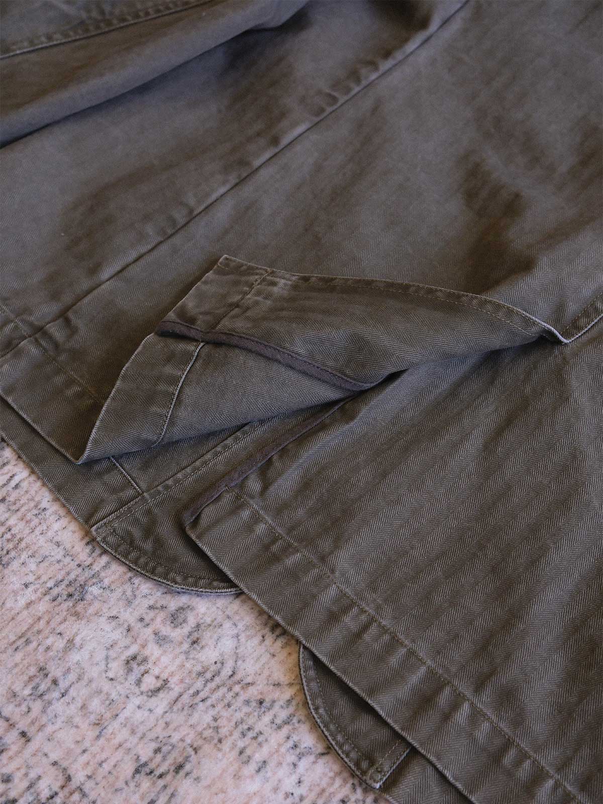 製品画像: ヴィンテージヘリンボーンウォッシュジャケットの全体画像、独特な時代感を持つデザイン
詳細画像: ウォッシュ加工されたヘリンボーン柄の生地とヴィンテージメタルボタンのディテール
