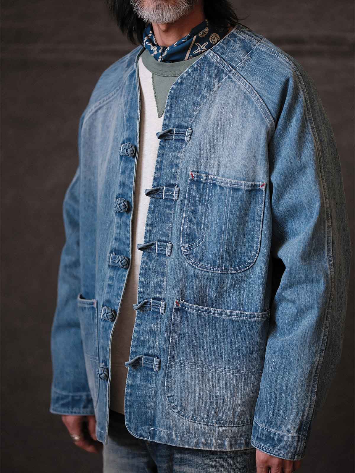 詳細画像: チャイニーズボタンやウォッシュ加工のディテールが見えるジャケットの画像
モデル画像: ヴィンテージウォッシュデニムチャイニーズボタンワークジャケットを着用したモデルの全身画像