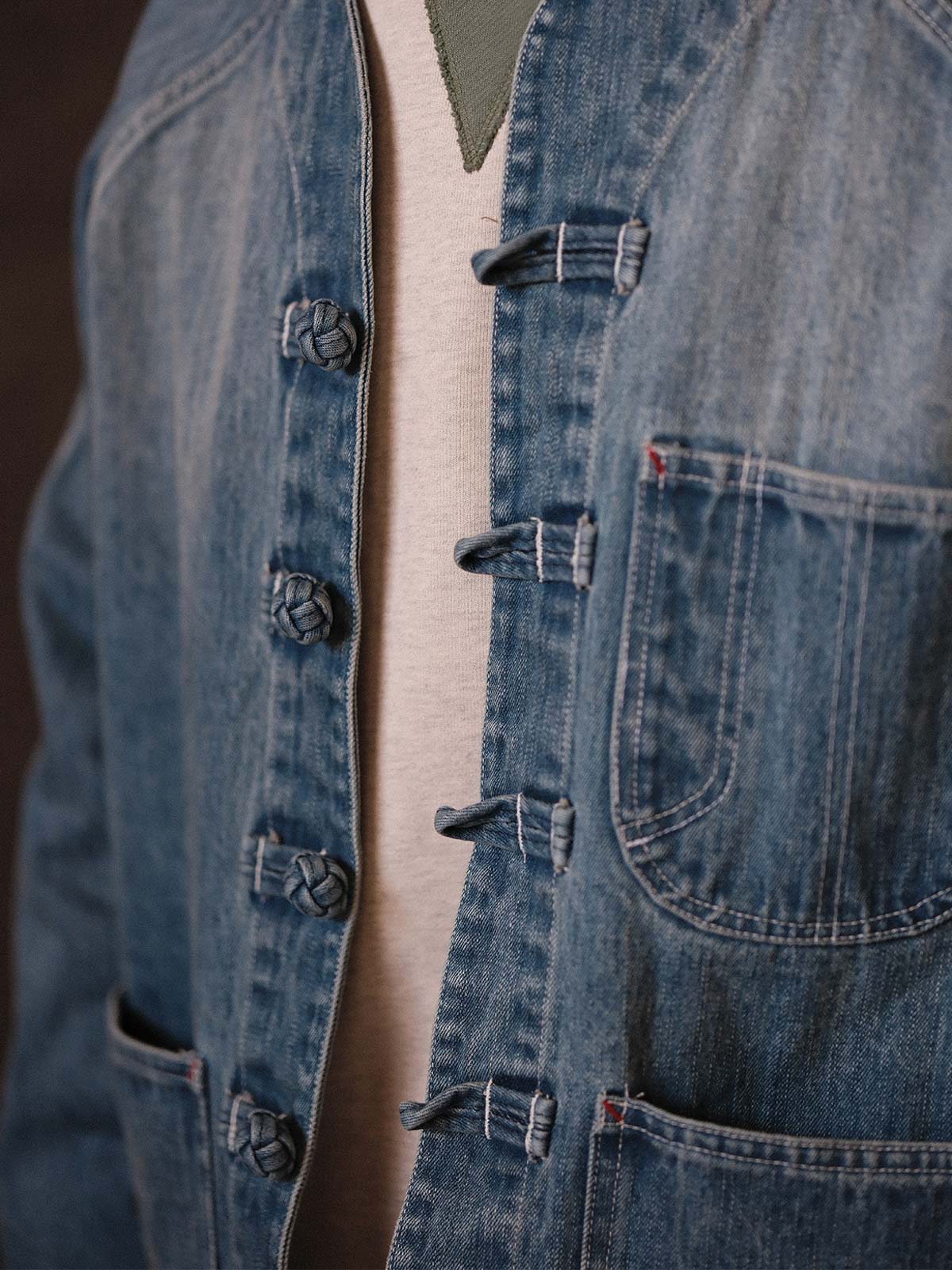 詳細画像: チャイニーズボタンやウォッシュ加工のディテールが見えるジャケットの画像
モデル画像: ヴィンテージウォッシュデニムチャイニーズボタンワークジャケットを着用したモデルの全身画像