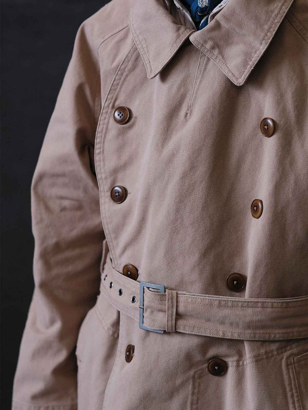 詳細画像: 調節可能な袖口やウエストベルト、ミリタリー風の多機能ポケットのディテール
モデル画像: ゆったりとしたシルエットのヴィンテージミリタリーコートの着用イメージ