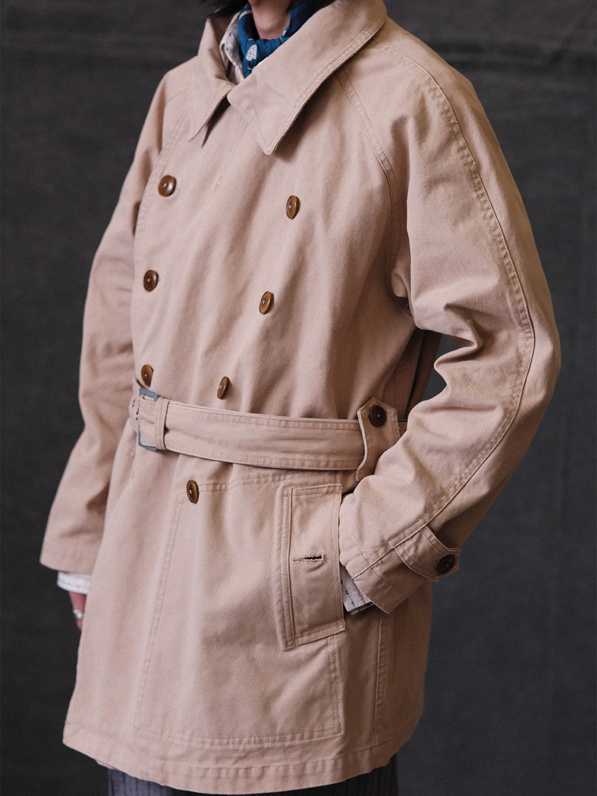 詳細画像: 調節可能な袖口やウエストベルト、ミリタリー風の多機能ポケットのディテール
モデル画像: ゆったりとしたシルエットのヴィンテージミリタリーコートの着用イメージ