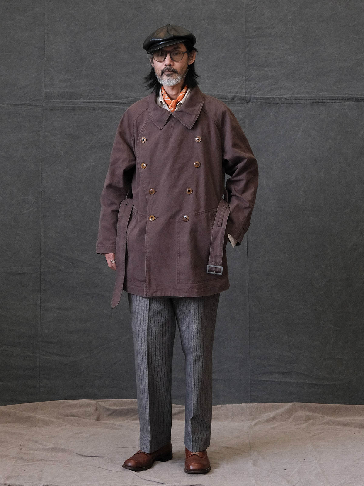 詳細画像: 調節可能な袖口やウエストベルト、ミリタリー風の多機能ポケットのディテール
モデル画像: ゆったりとしたシルエットのヴィンテージミリタリーコートの着用イメージ