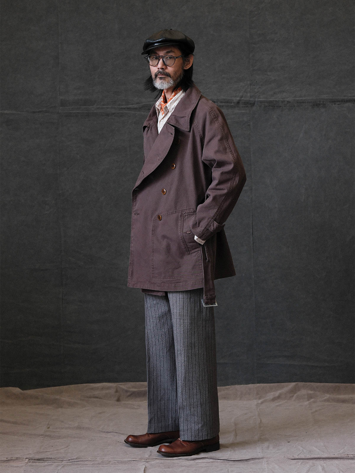 詳細画像: 調節可能な袖口やウエストベルト、ミリタリー風の多機能ポケットのディテール
モデル画像: ゆったりとしたシルエットのヴィンテージミリタリーコートの着用イメージ