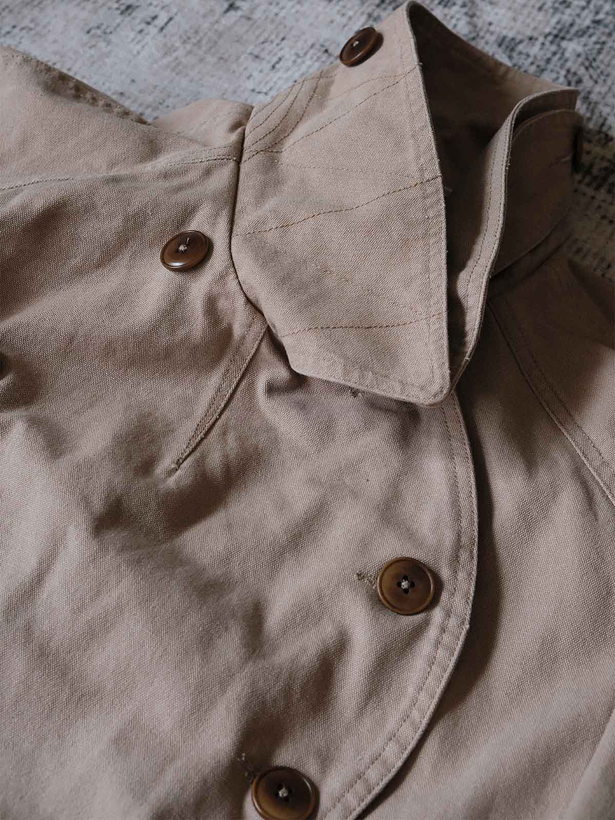 製品画像: フランス軍M38モーターサイクルダブルブレストコートの全体画像、ヴィンテージミリタリースタイル
詳細画像: 調節可能な袖口やウエストベルト、ミリタリー風の多機能ポケットのディテール