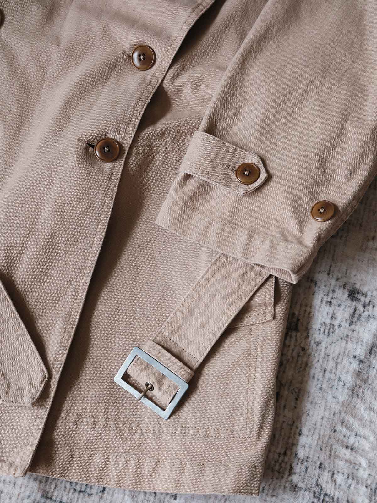 製品画像: フランス軍M38モーターサイクルダブルブレストコートの全体画像、ヴィンテージミリタリースタイル
詳細画像: 調節可能な袖口やウエストベルト、ミリタリー風の多機能ポケットのディテール