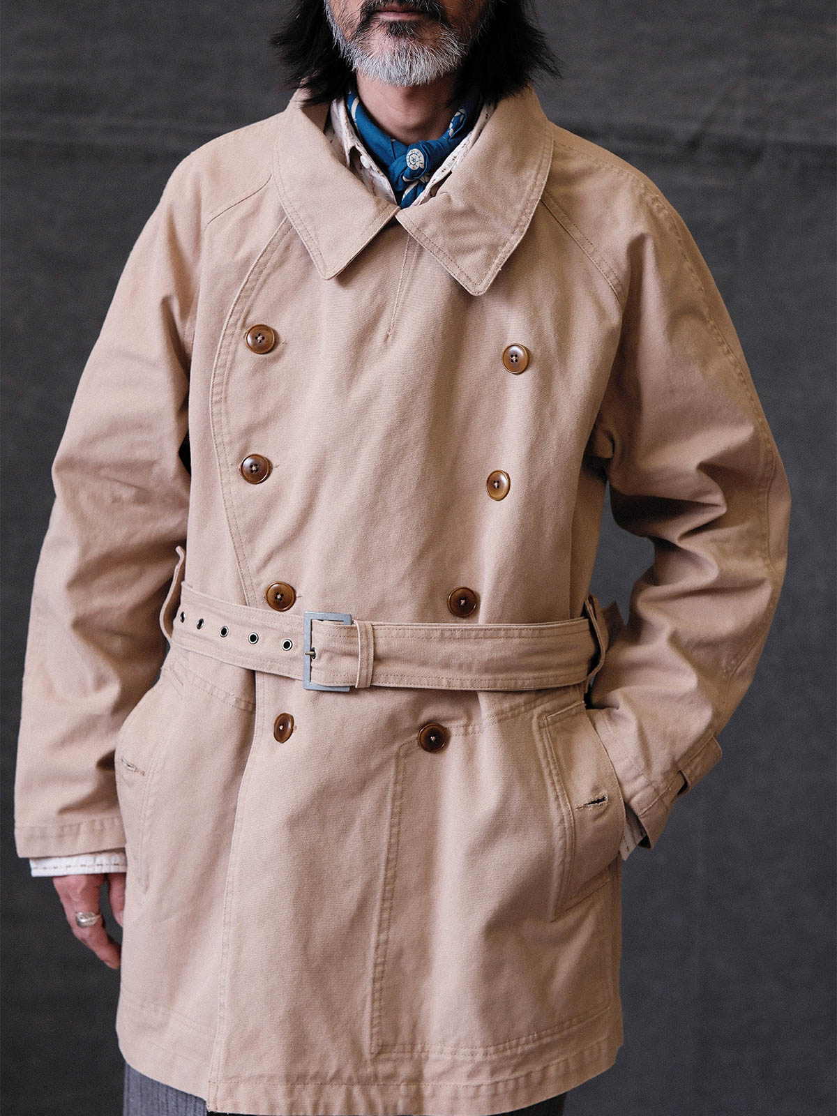 詳細画像: 調節可能な袖口やウエストベルト、ミリタリー風の多機能ポケットのディテール
モデル画像: ゆったりとしたシルエットのヴィンテージミリタリーコートの着用イメージ