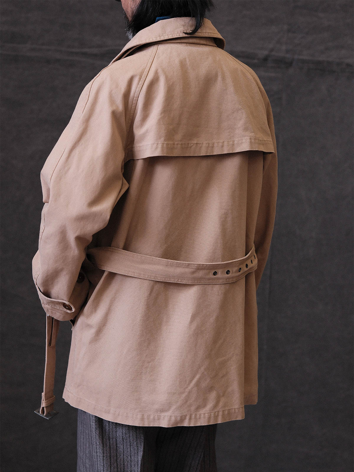 詳細画像: 調節可能な袖口やウエストベルト、ミリタリー風の多機能ポケットのディテール
モデル画像: ゆったりとしたシルエットのヴィンテージミリタリーコートの着用イメージ