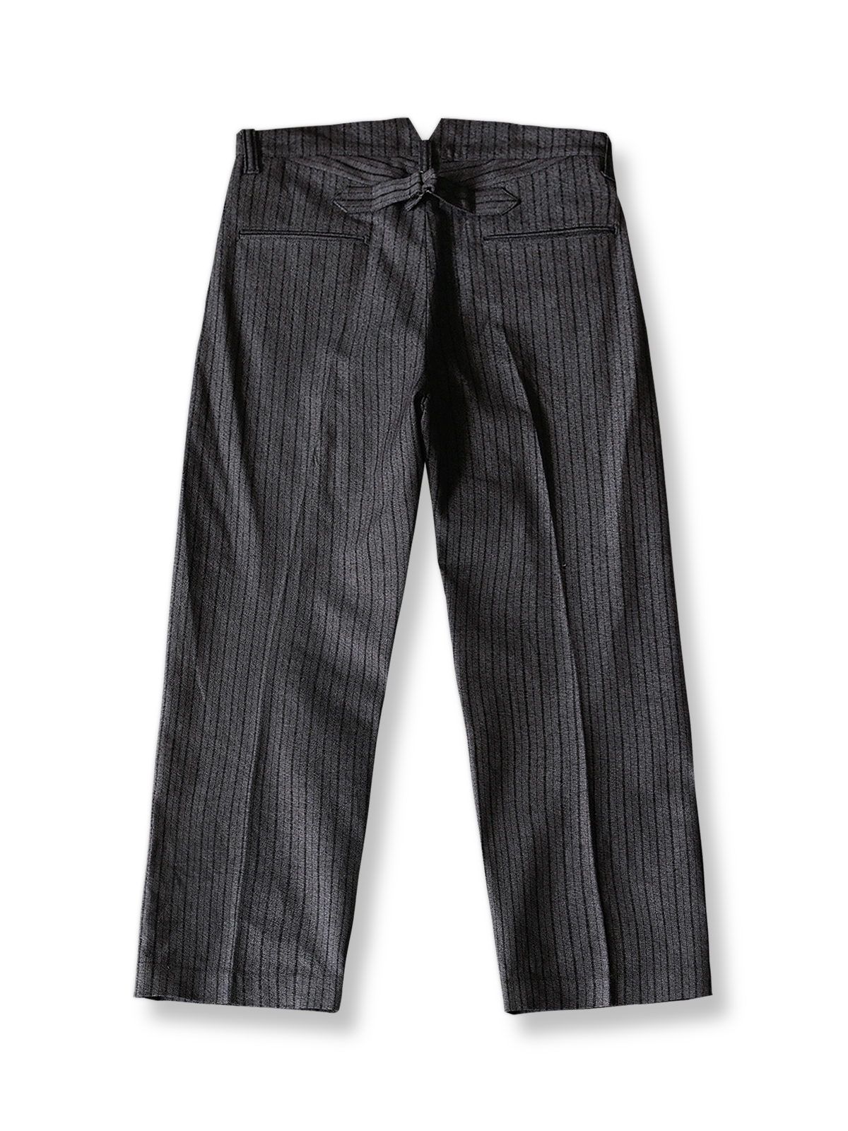 製品画像: ヴィンテージハイウエストストライプストレートパンツの正面画像。クラシックなストレートシルエットとセルビッジコットンのディテールが際立つデザイン
詳細画像: パンツの赤耳セルビッジコットン素材とパリスボタン、YKKスナップボタンの高級感あるディテール